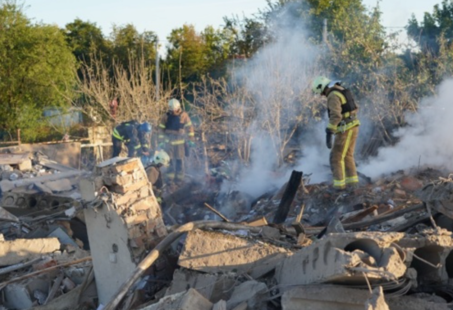 Нічний удар по Київщині: пошкоджені будинки, АЗС, посічені фасади - фото 1