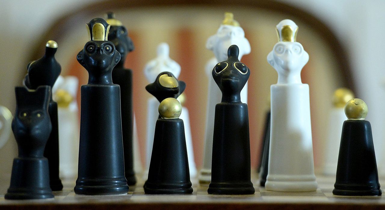 Тонкая игра: как выглядят фарфоровые шахматы
