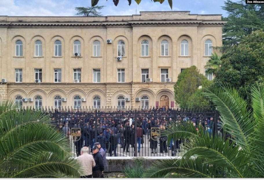 В Абхазії протестувальники увірвалися до будівлі парламенту в Сухумі: яка причина заворушень - фото 1