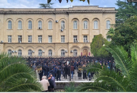 В Абхазии протестующие ворвались в здание парламента в Сухуми: какая причина беспорядков