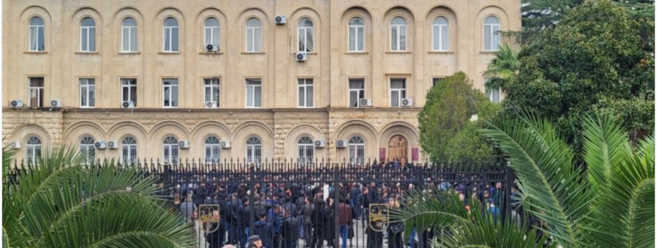 В Абхазії протестувальники увірвалися до будівлі парламенту в Сухумі: яка причина заворушень