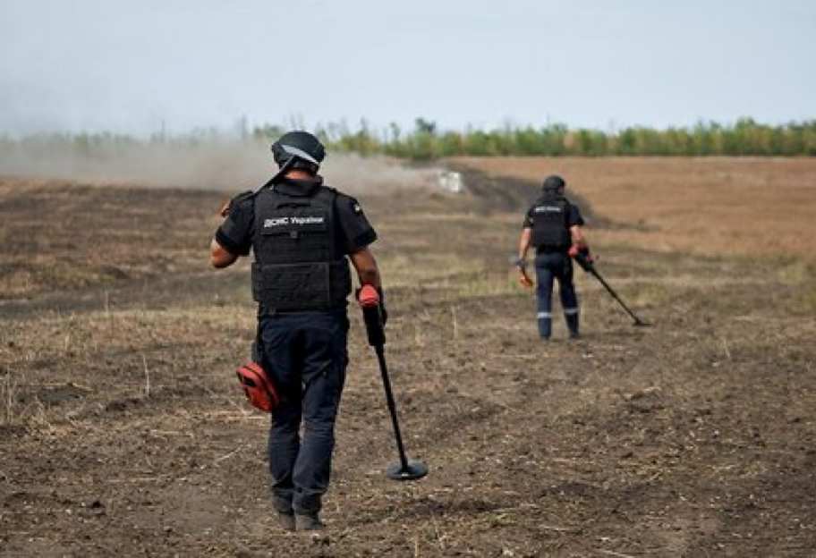 Площа замінованих земель України зменшилася на близько 35 000 кв км з початку повномасштабної війни – Шмигаль - фото 1