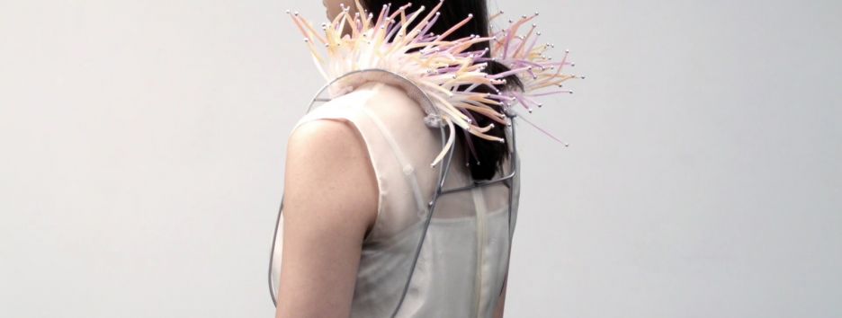 Британские дизайнеры разработали наплечники с щупальцами для флирта