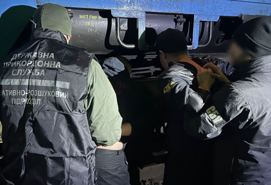 Госпогранслужба разоблачила работников 