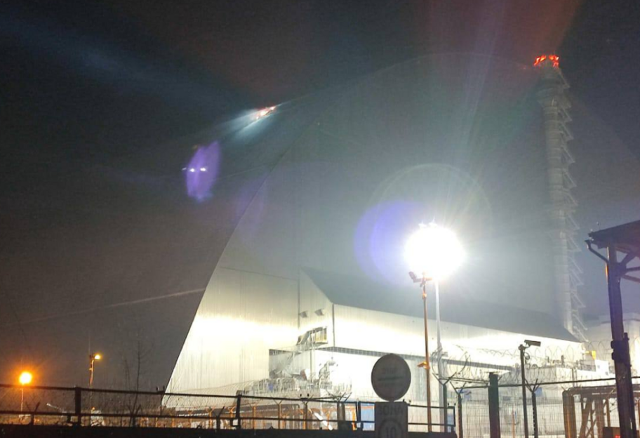 Укрытие ЧАЭС повредил российский дрон (фото) - фото 1