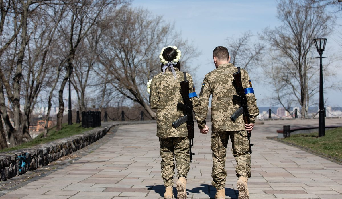 Украинские военные могут жениться в "Дии" вне очереди