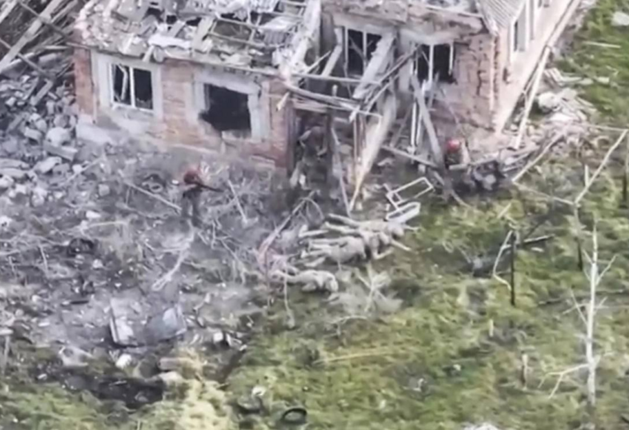 Росіяни розстріляли чотирьох українських полонених: у медіа шириться відео страти - фото 1