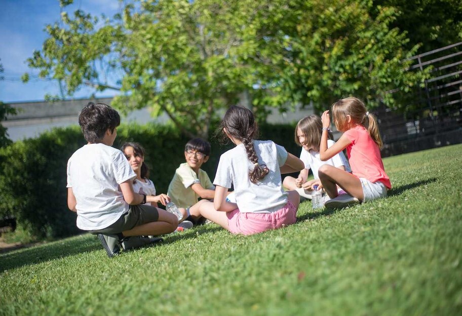 Когда каникулы в школе – обновлены даты на лето 2025 - фото 1