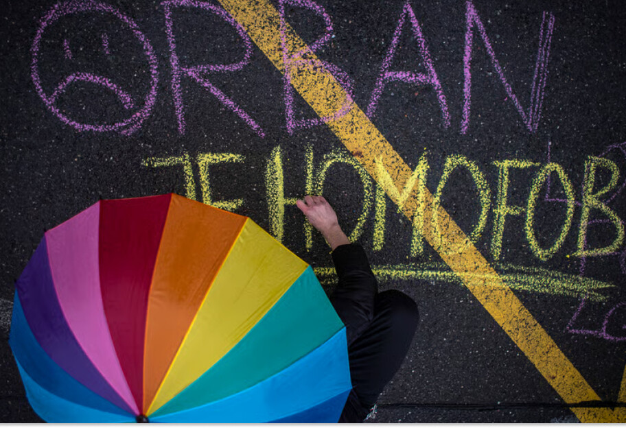 ЕС призвал Брюссель принять меры против Венгрии из-за запрета ЛГБТ-прайда — СМИ - фото 1