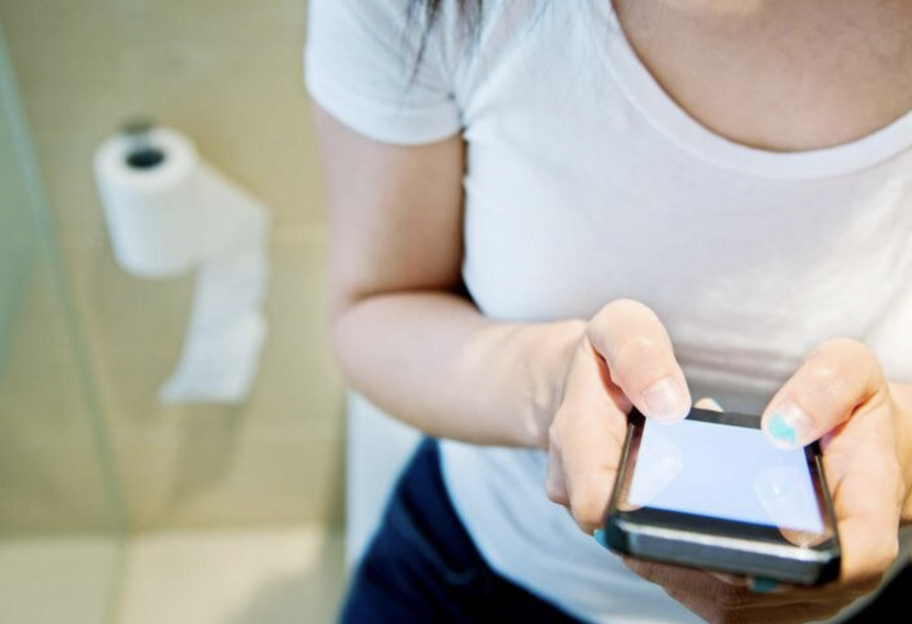 Чому не можна сидіти в туалеті з телефоном – думка лікарів - фото 1