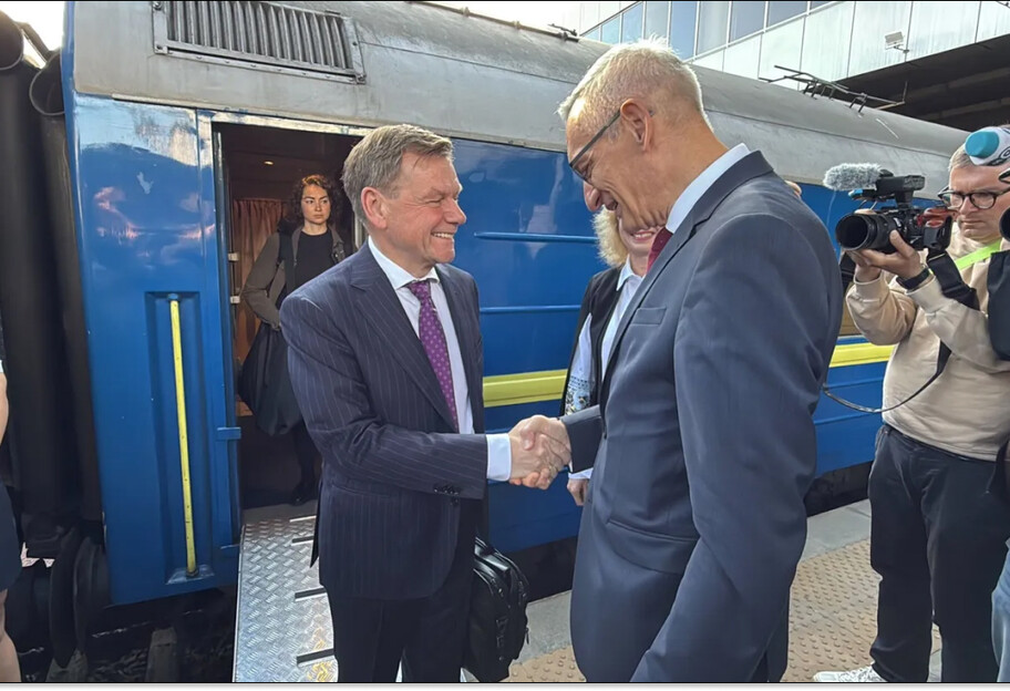 В Киев 30 июня впервые прибыл новый глава МИД Германии Иоганн Вадефуль - фото 1