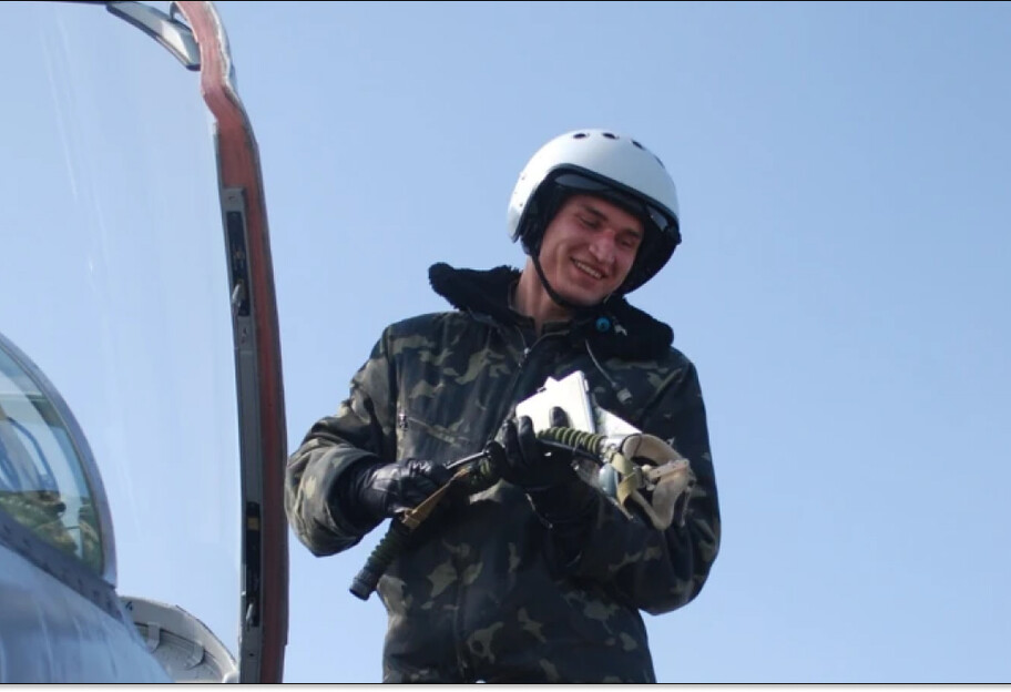 Зеленский посмертно наградил летчика F-16 Максима Устименко званием Героя Украины - фото 1