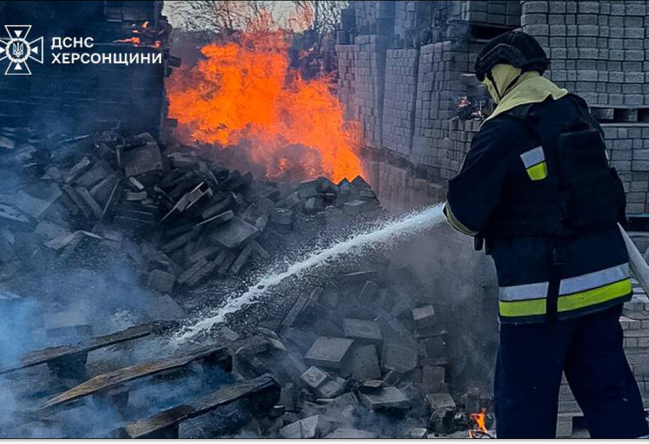 ДСНС: на Херсонщині рятувальники ліквідували 19 пожеж, вісім з яких — внаслідок ворожих атак - фото 1