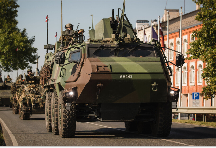 Помощь Украине: Латвия передаст 42 БТР для усиления сил обороны - фото 1