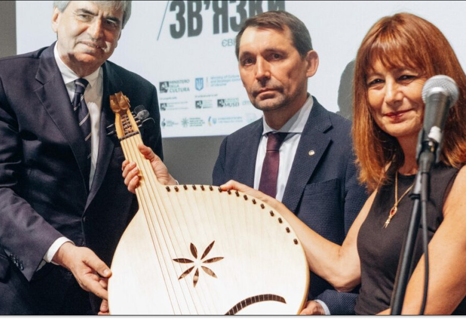 Глава Мінкульту передав бандуру до Національного музею музичних інструментів Італії - фото 1