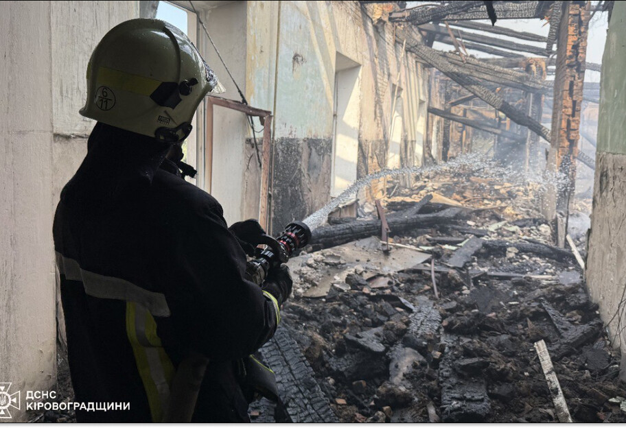 В Кропивницком повреждено здание и пожарно-спасательную технику ГСЧС - фото 1