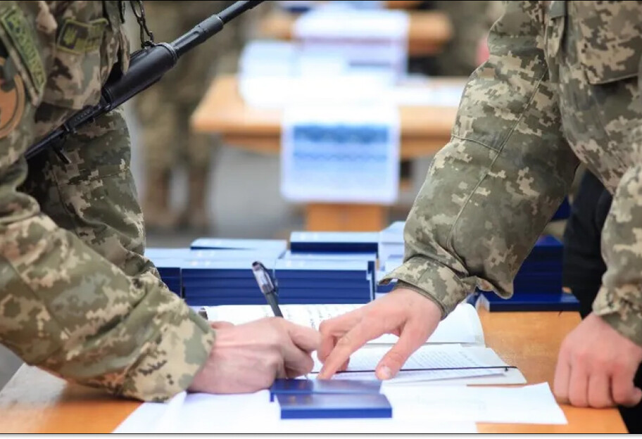 Зеленский підписав закон про контрактну службу для громадян віком від 60 років - фото 1