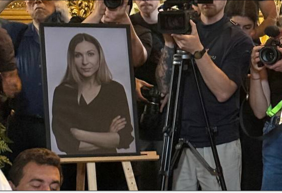 Прощання з загиблою в російському полоні Вікторією Рощиною проходить у Михайлівському соборі в Києві - фото 1