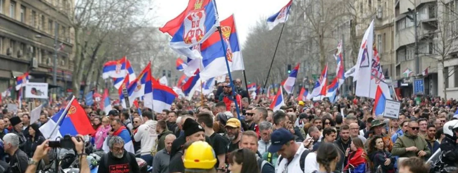 В Сербии началась новая волна антиправительственных протестов: полиция применила слезоточивый газ (видео)