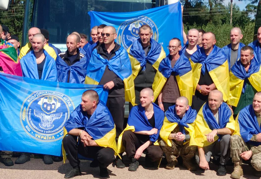 Обмен пленными: домой возвращаются 84 украинца, среди них порабощены с 2014 года - фото 1