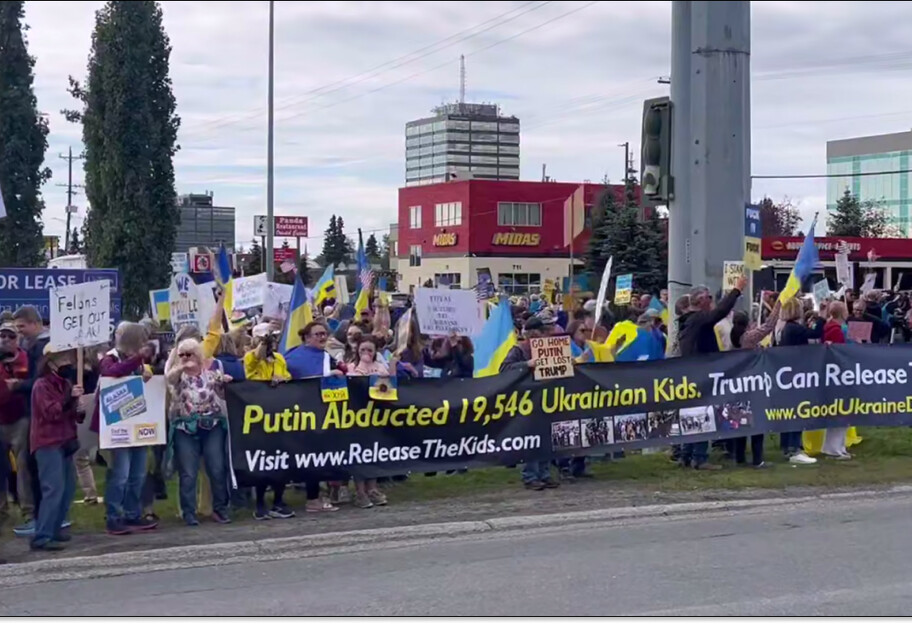 На Аляске проходит митинг в поддержку Украины в преддверии встречи Трампа и Путина 15 августа - фото 1