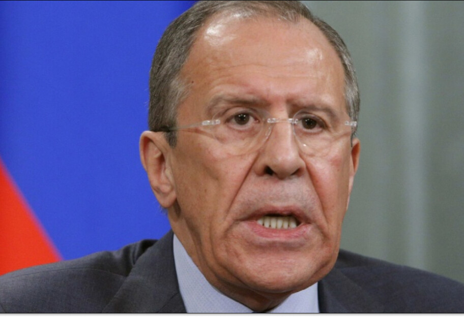 Глава МИД рф Лавров прибыл на Аляску в свитере с надписью 