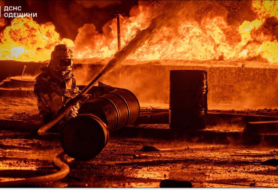 Вражеские дроны атаковали пригород Одессы, в результате чего произошел пожар - фото 1