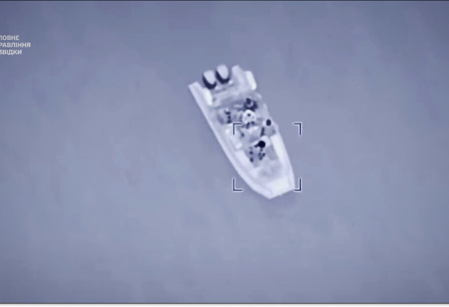 Бойцы ГУР уничтожили российский катер в Черном море (видео) - фото 1