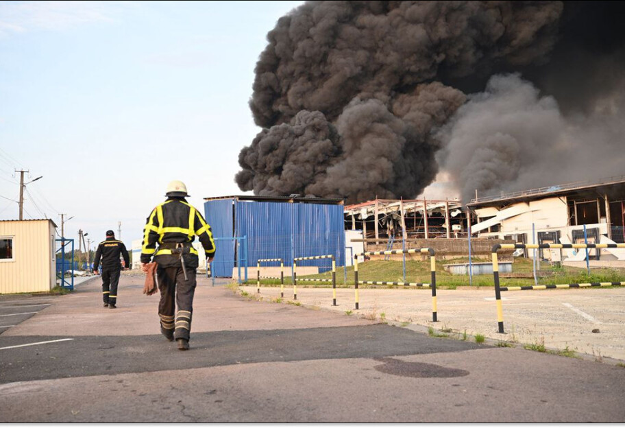 ГСЧС: в Мукачево вторые сутки подряд продолжается ликвидация пожара - фото 1
