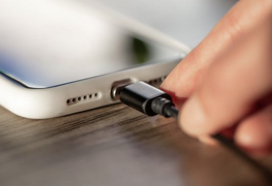 Зарядка телефона - правила безопасности 2025 - фото 1