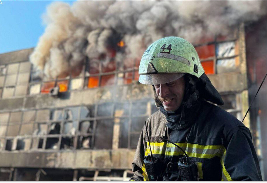 Зеленський: наші рятувальники — справжні герої, які щодня рятують життя - фото 1