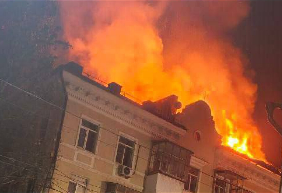 У Ростові-на-Дону вночі пролунали вибухи: у центрі зайнявся дах багатоквартирного будинку (відео) - фото 1