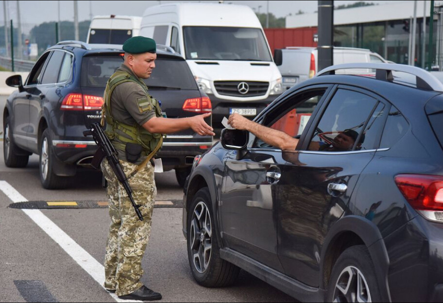 Виїзд за кордон чоловіків 18-22 років: МВС оприлюднило роз'яснення постанови уряду - фото 1