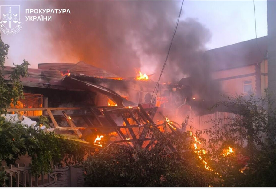 Херсон атаковали из артиллерии и БПЛА: погиб один человек, двое ранены - фото 1