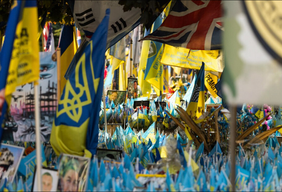 Зеленский в День памяти павших воинов: Не забываем, благодаря ком Украина сохраняется - фото 1