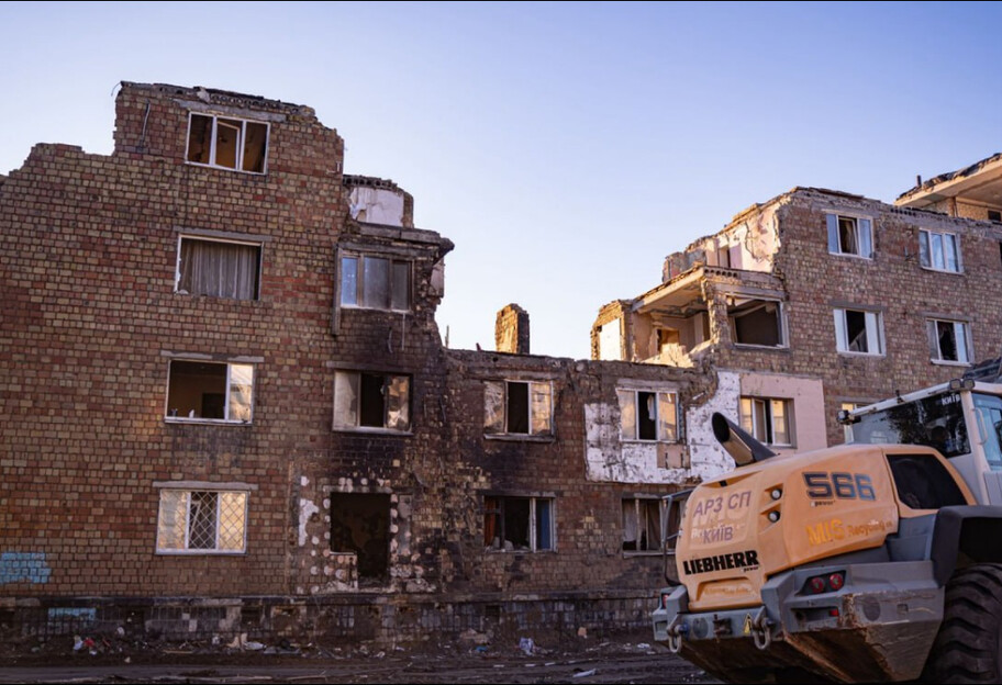 Зеленский: в Киеве после вчерашней атаки до сих пор остается неизвестной судьба восьми человек - фото 1