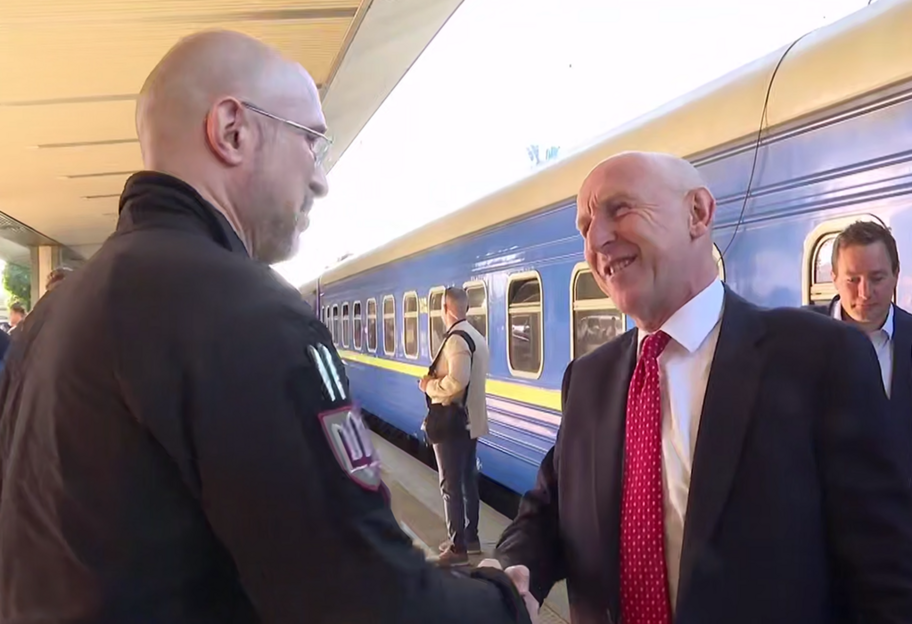 До України прибув міністр оборони Британії Джон Гілі — Шмигаль - фото 1