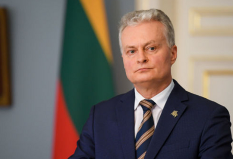 Літак президента Литви не зміг одразу приземлитися у Вільнюсі через дрон: деталі 