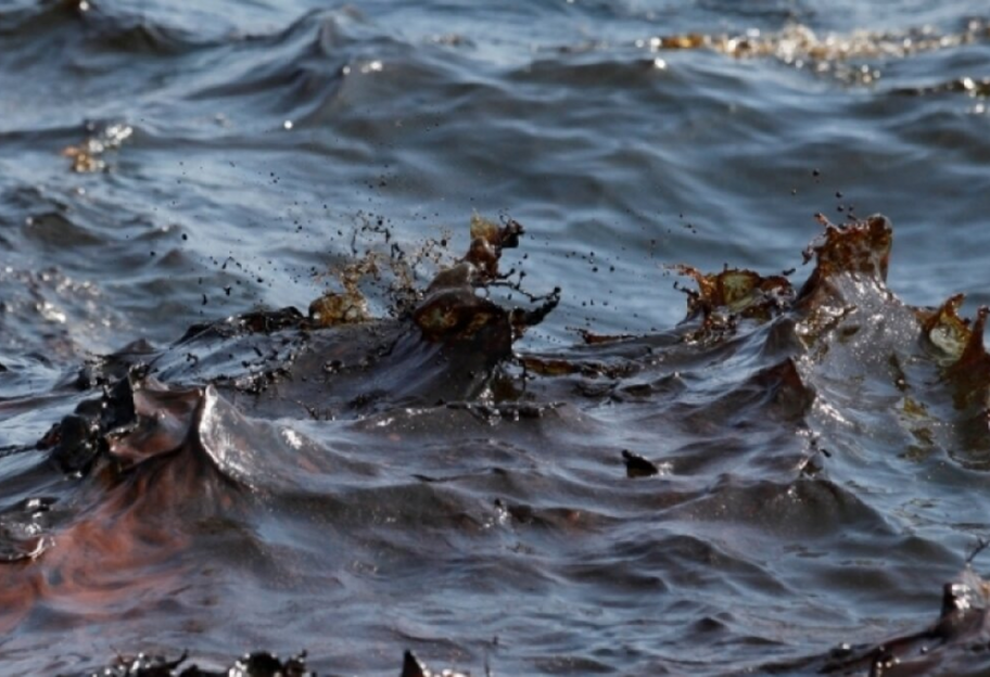 Аварія в Новоросійську: 10 тонн нафти вилилося в Чорне море - фото 1