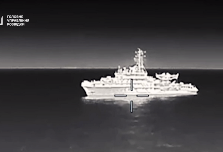 В ГУР показали видео поражение судна Черноморского флота рф возле Новороссийска - фото 1