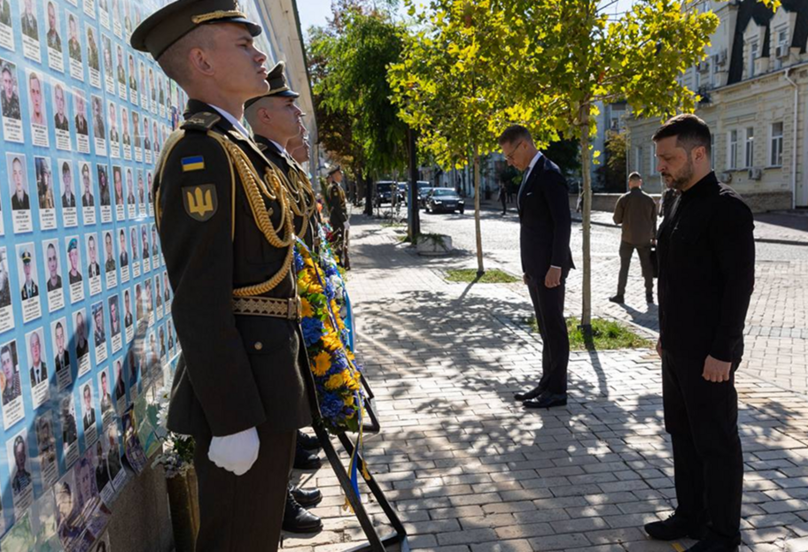 Зеленский и президент Финляндии Стубб почтили память павших защитников в Киеве - фото 1