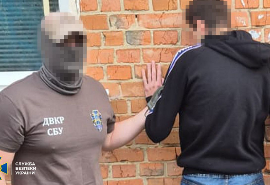 СБУ затримала інформатора ФСБ, який передавав рф дані про оборону Сумщини та Дніпропетровщини - фото 1