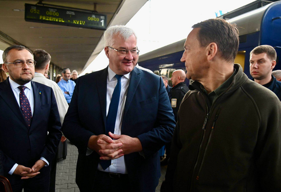 Глава МИД Польши Сикорский прибыл с визитом в Киев - фото 1