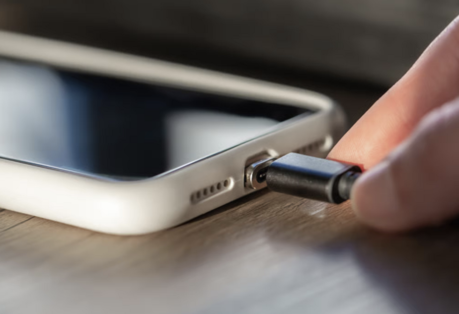 Ошибки во время зарядки смартфона, убивающие батарею - фото 1