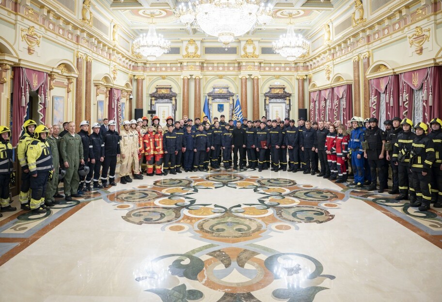 Зеленский вручил госнаграды спасателям - фото 1