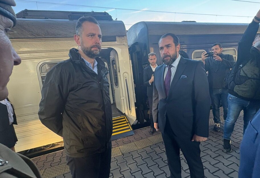 Министр обороны Польши Косиняк-Камыш прибыл в Киев: какая причина - фото 1