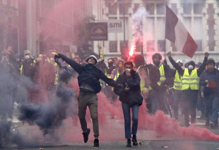 Профспілки Франції вийшли на протести у Парижі та інших містах - фото 1