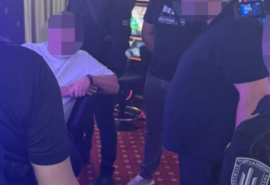 ДБР и СБУ разоблачили схему незаконного вывоза военных в Европу: среди организаторов - офицер ВСУ - фото 1