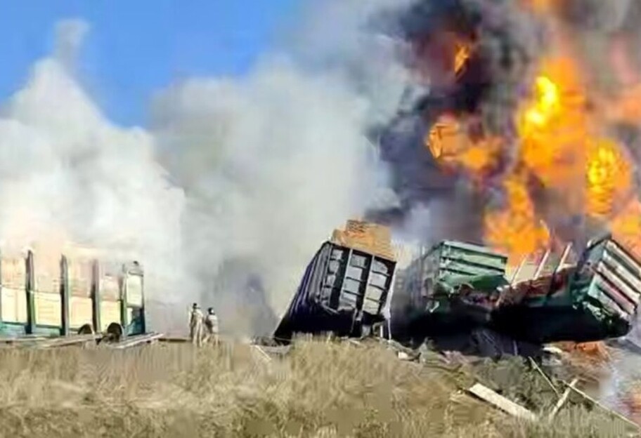 В России произошло масштабное ДТП с участием грузовика и поезда в Смоленской области - фото 1