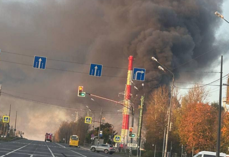 У російському Ярославлі спалахнула пожежа на нафтопереробному заводі — причини займання невідомі